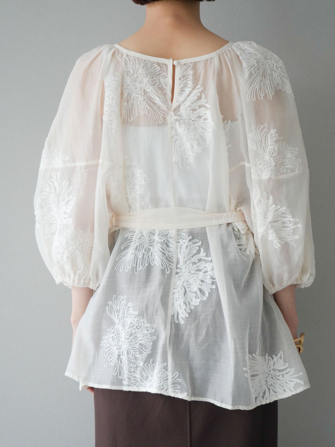 [予約]刺繍シアーバルーンスリーブブラウス/アイボリー