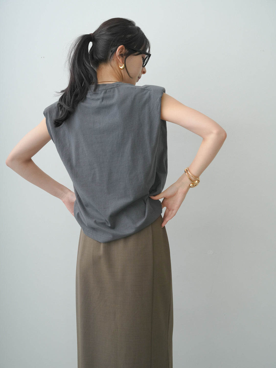【套裝】附墊肩法式T卹+縐紗直筒裙（兩件組）