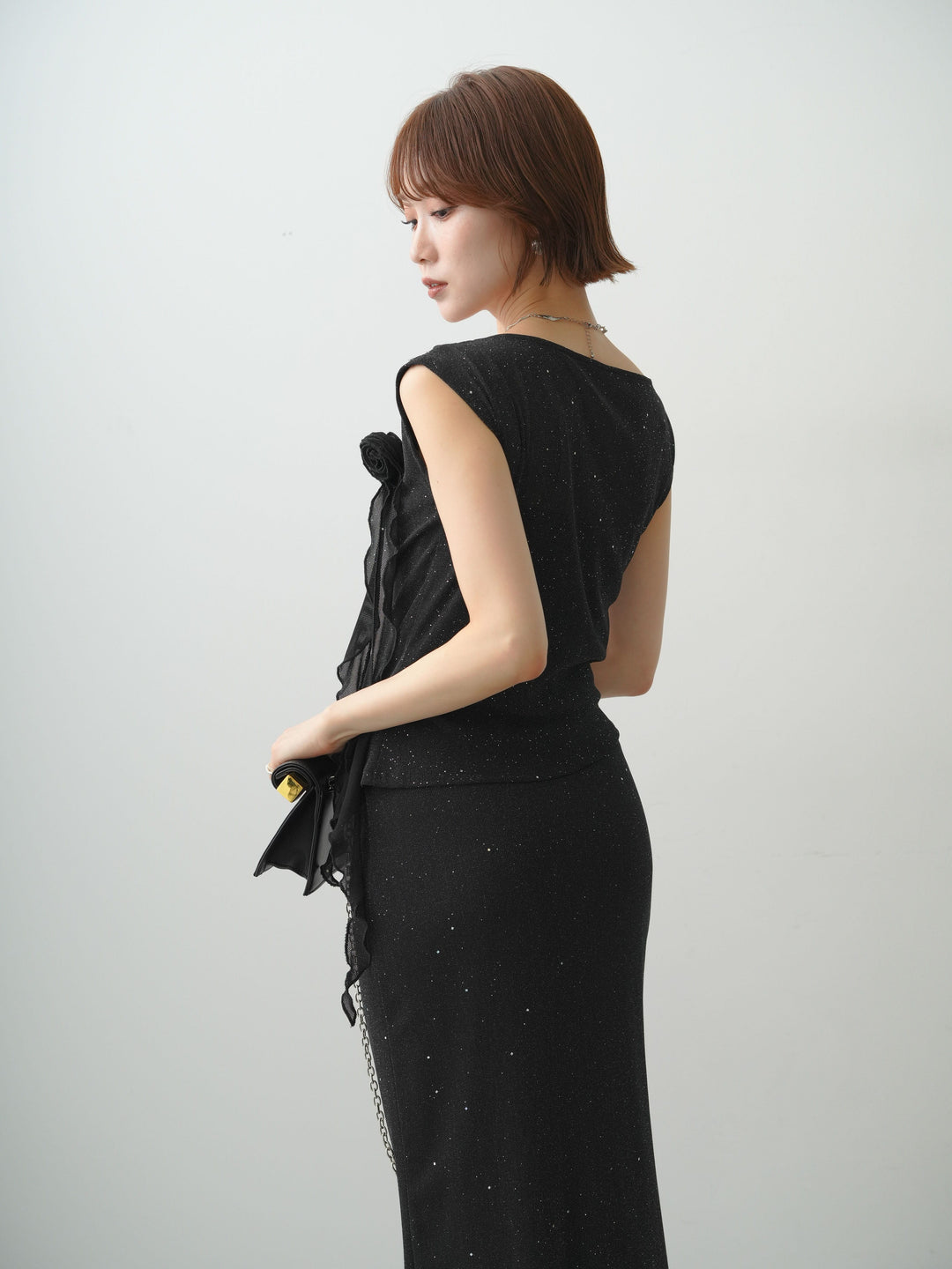 [予約]フラワーブローチ付ラメシアーノースリトップス/black