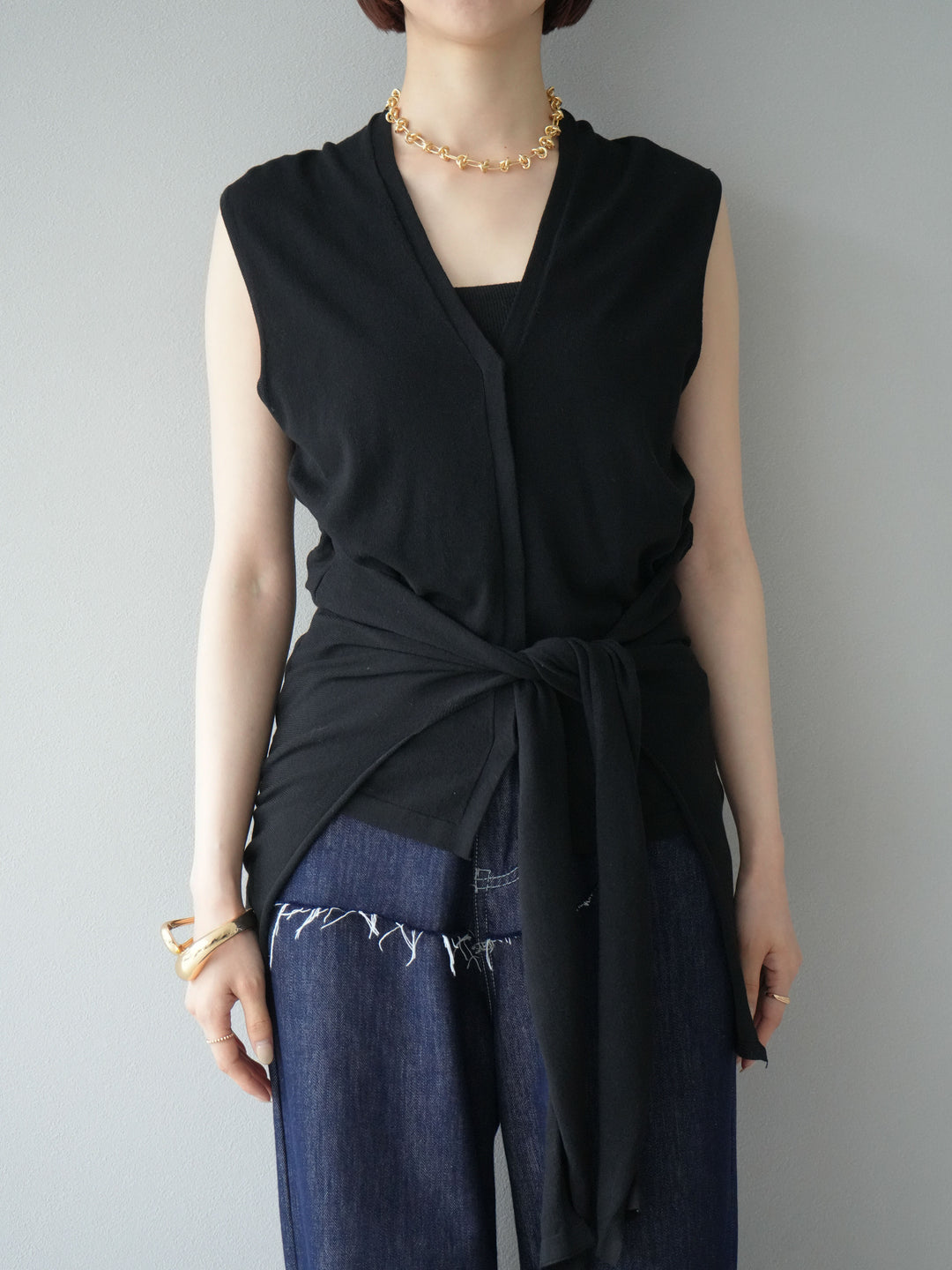 【預購】無袖圍腰針織開襟衫/黑色