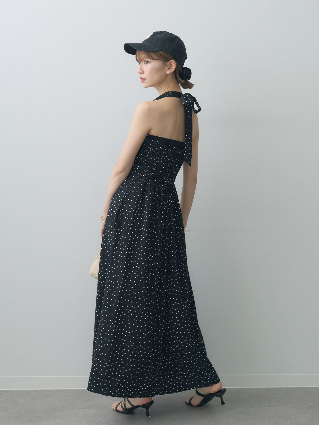 [予約]ホルターネックドット柄シャーリングデザインワンピース/black