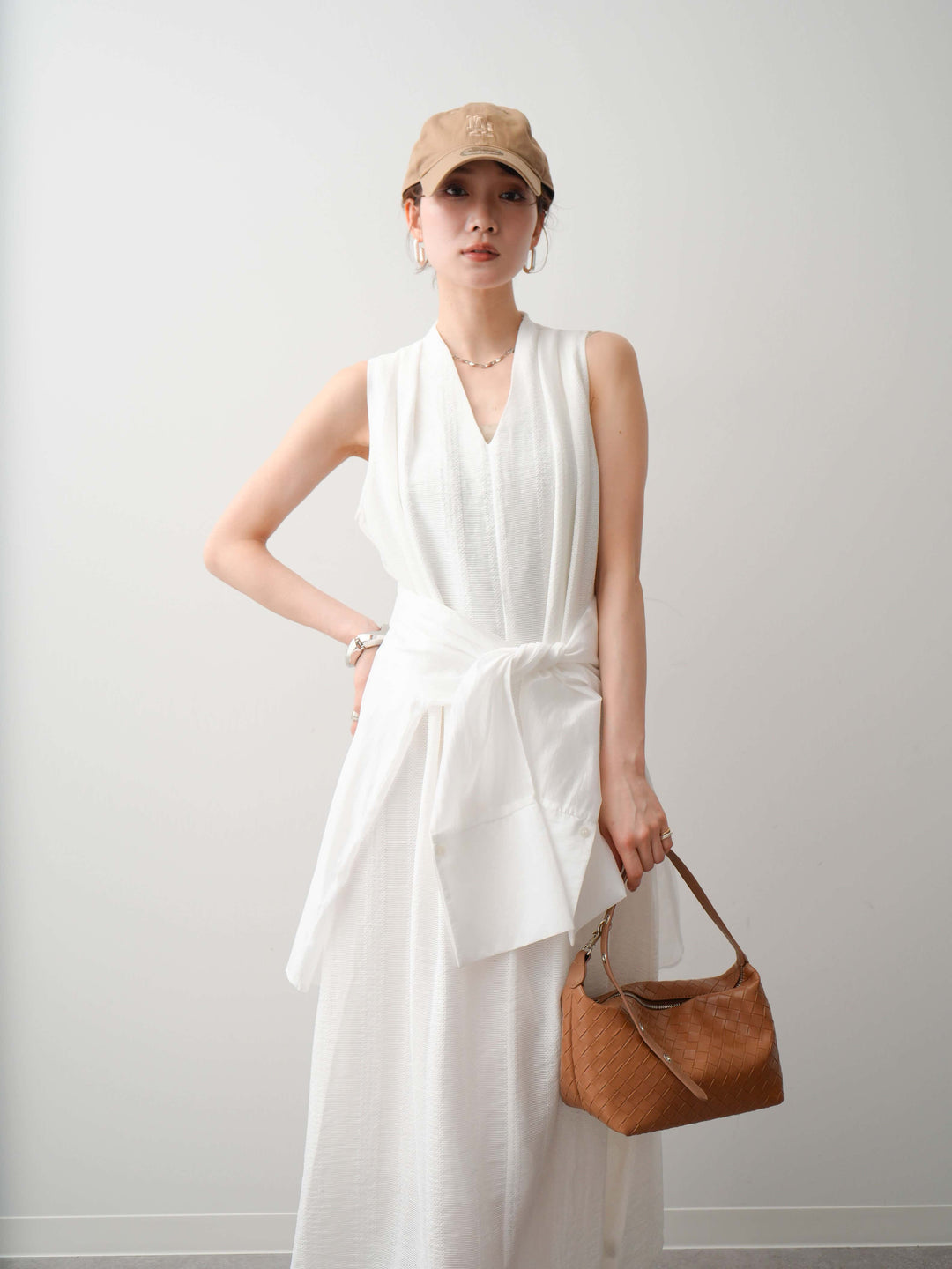 [予約]ショルダーギャザーVネックノースリワンピース/white
