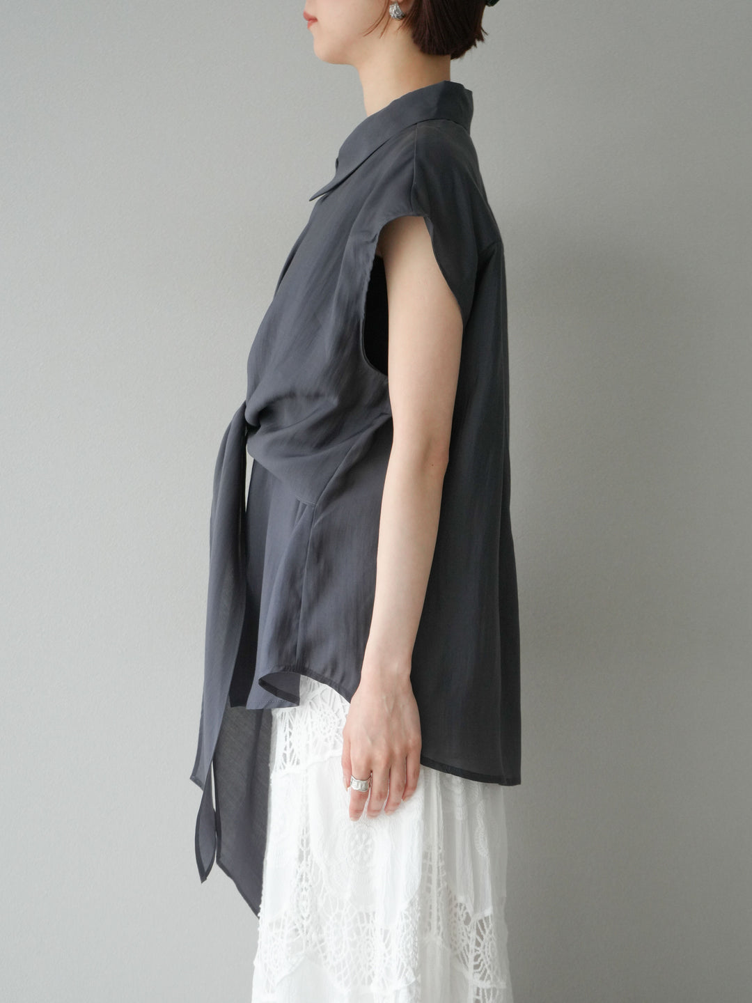 [予約]フロントタイシアーブラウス/チャコール