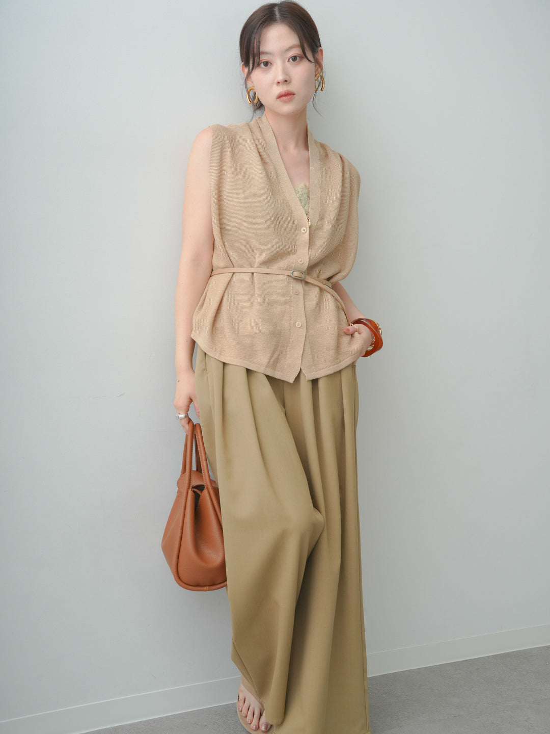 [予約]ベルト付フロントボタンノースリニットトップス/beige