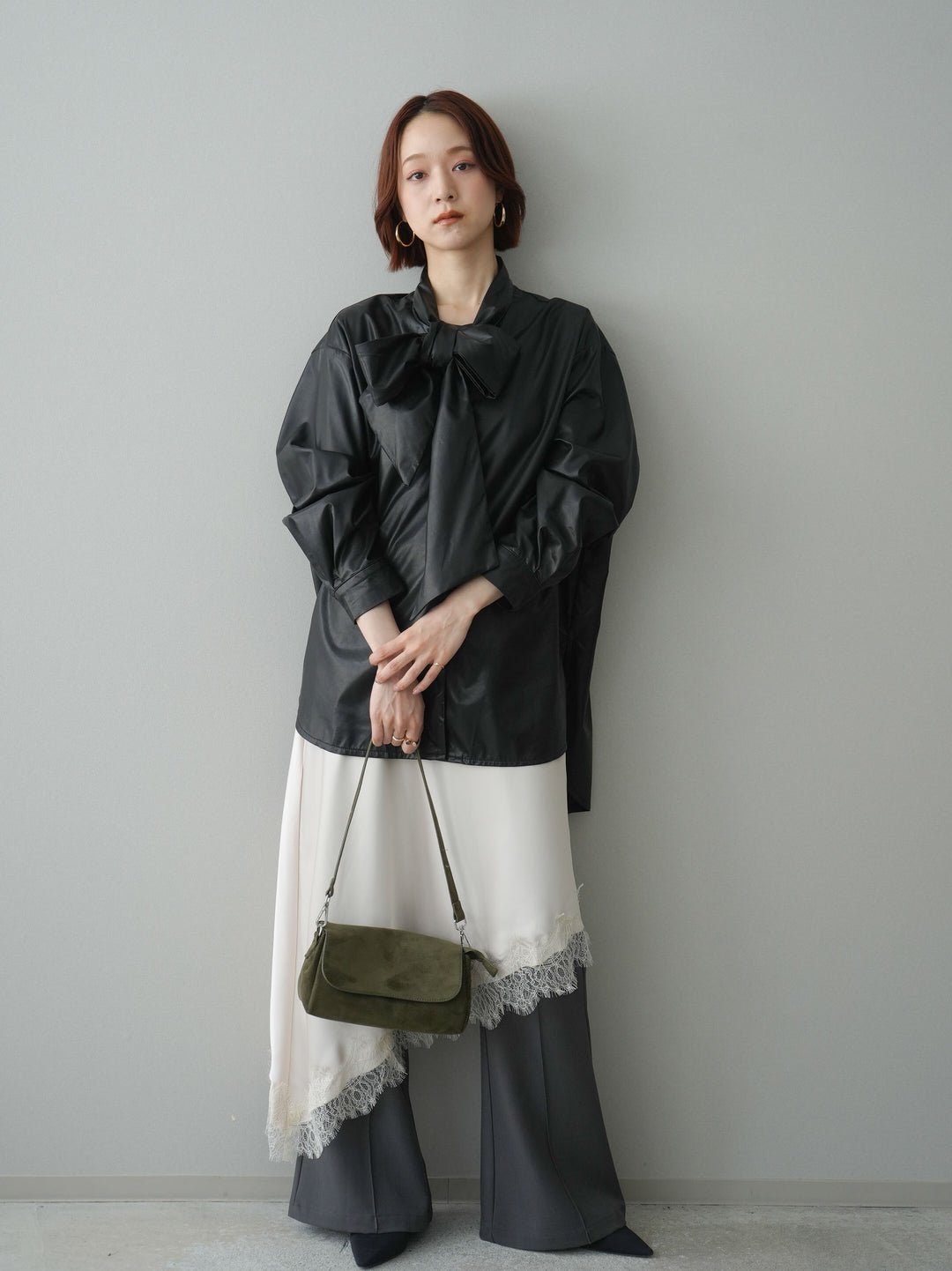 [SET]フェイクレザーボウタイブラウス+サテンライクアシメレーススカート(2set)