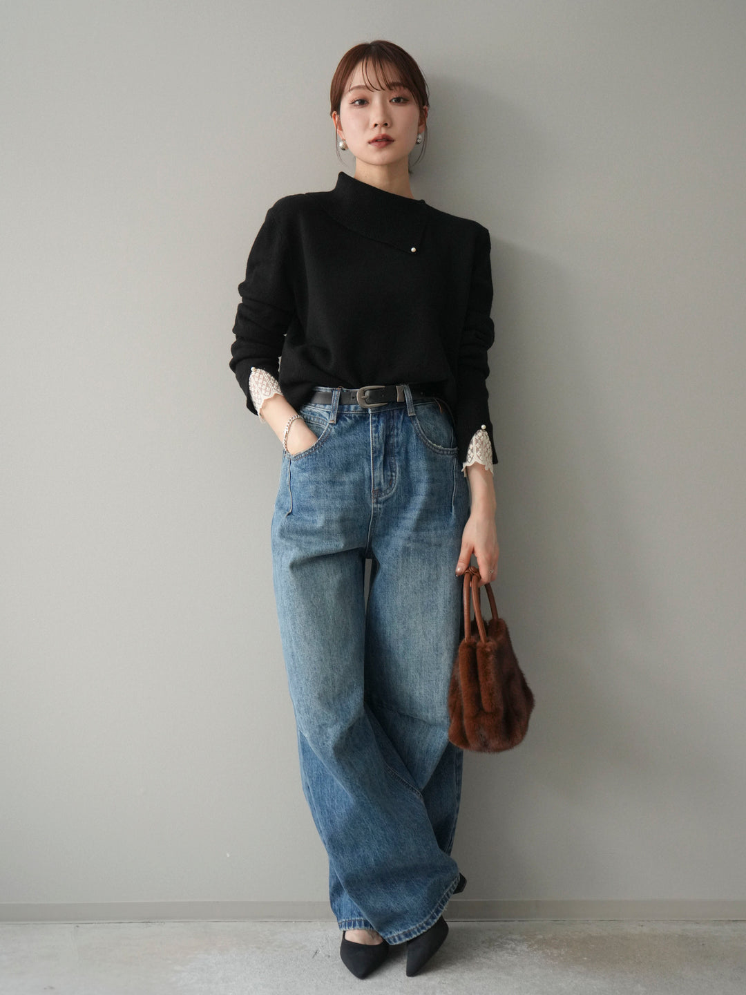 【預購】袖口蕾絲珍珠裝飾撞色針織上衣 / 黑色