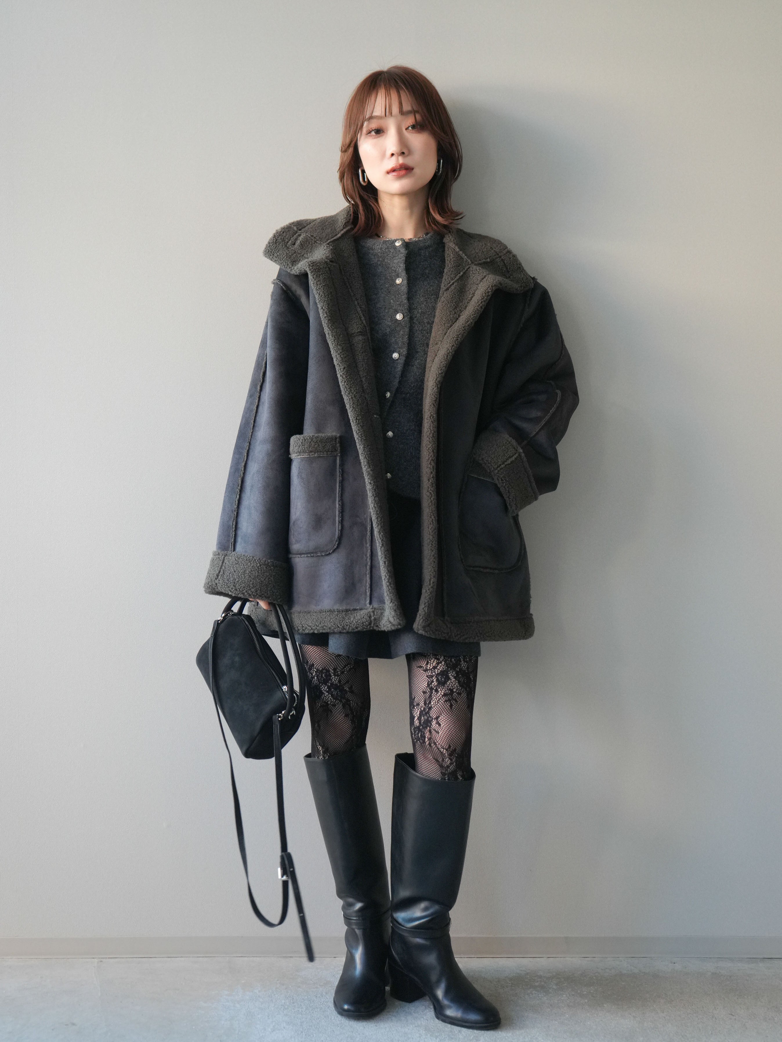 予約]スタンドネックフェイクムートンミディアムコート/charcoal – Lumier