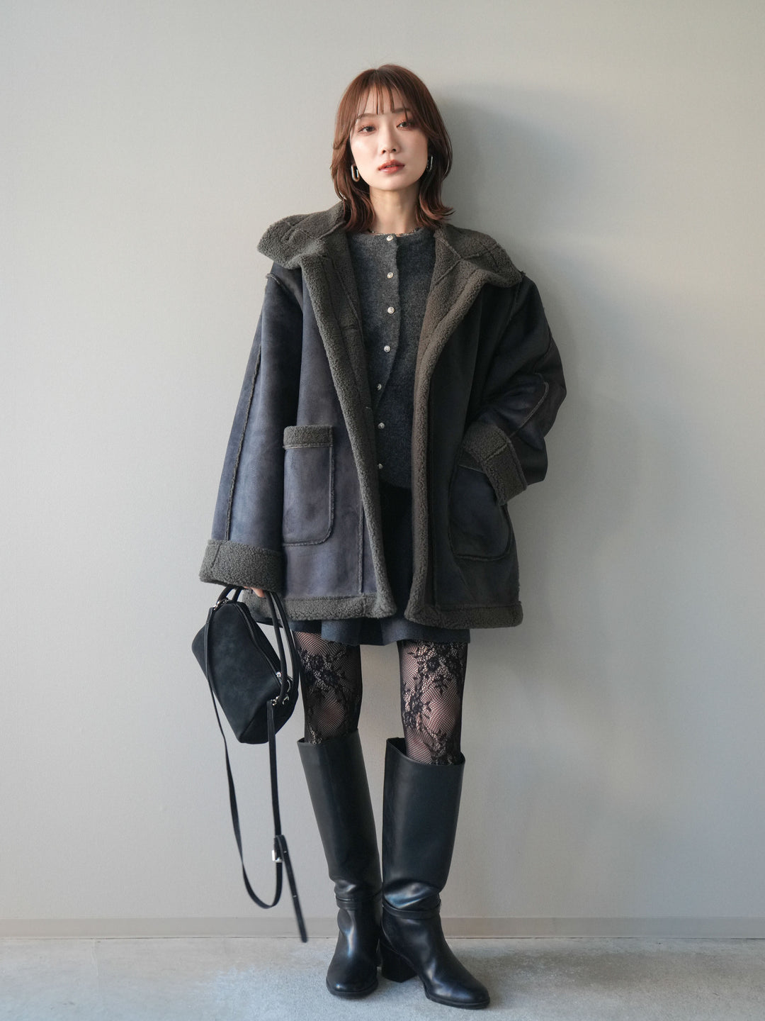 [予約]スタンドネックフェイクムートンミディアムコート/charcoal