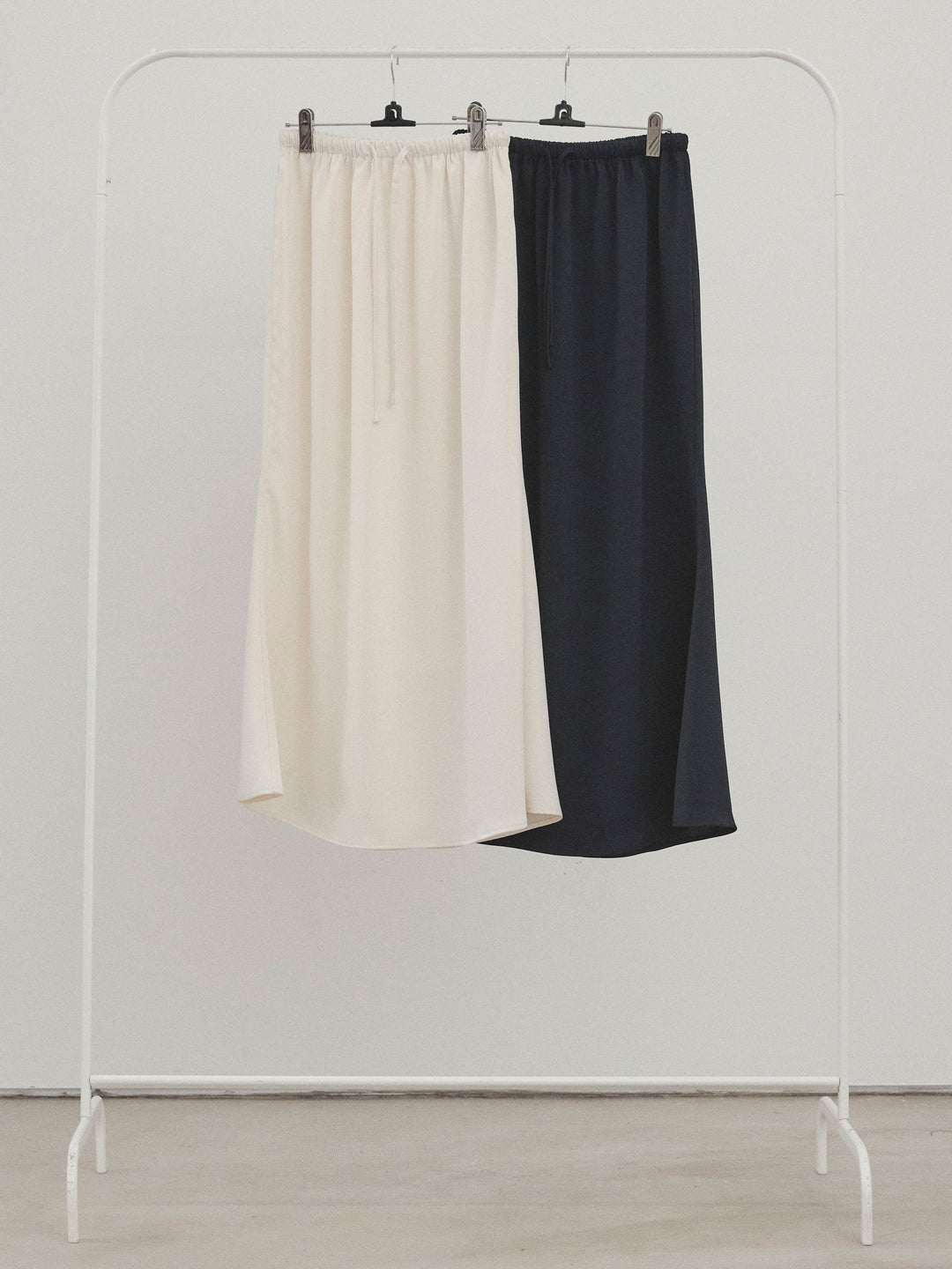 [SET] 燙金印花乾爽棉質TEE​​ + 寬鬆窄裙 + 薄紗提花裹身長裙 (3套)