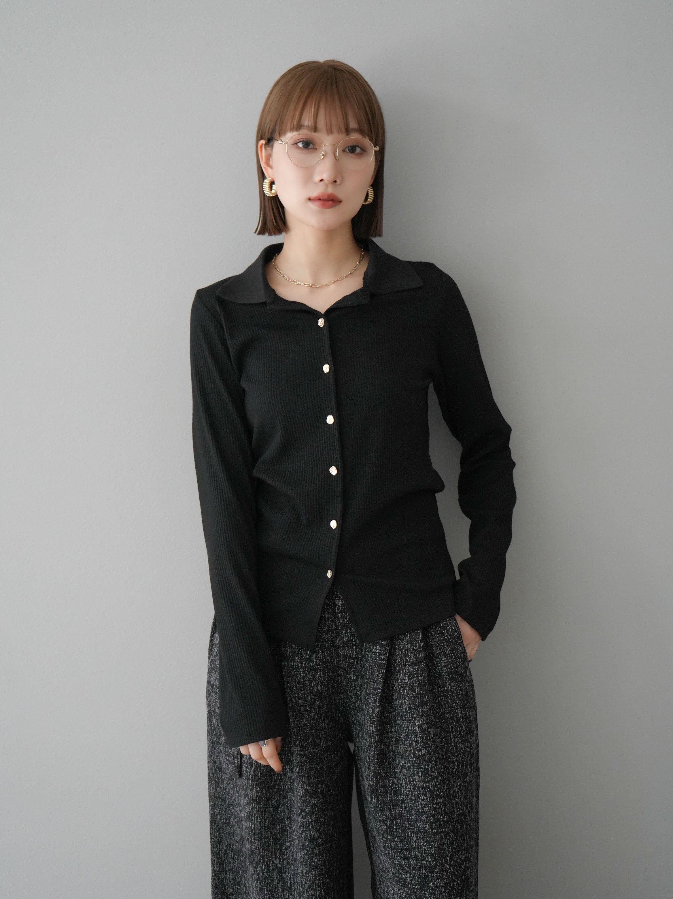 予約]衿付きゴールドボタンリブトップス/ブラック – Lumier
