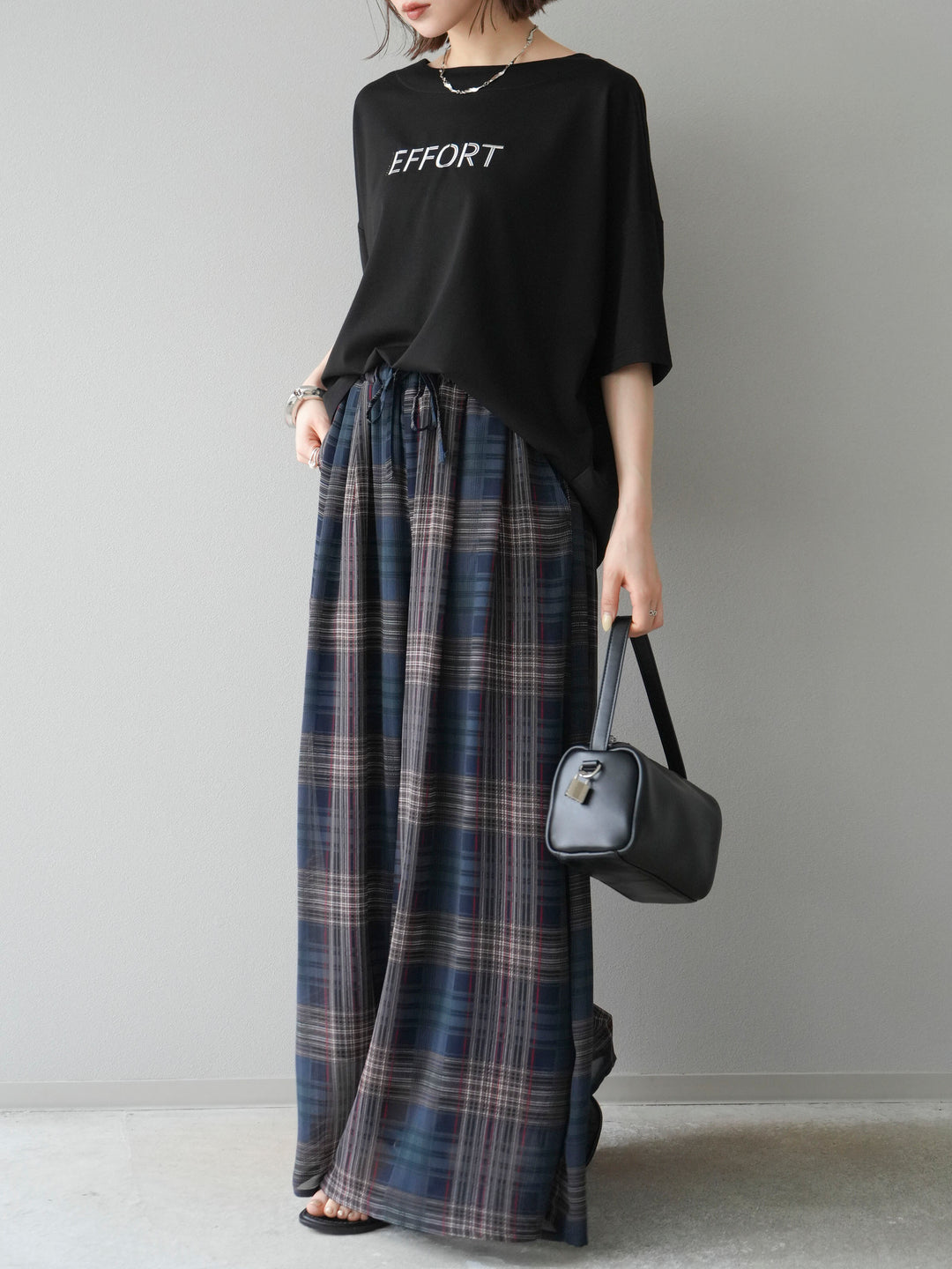 [套裝] 不同材質金屬標誌刺繡 x 印花T卹 + 透視格紋寬鬆褲（2 件套）