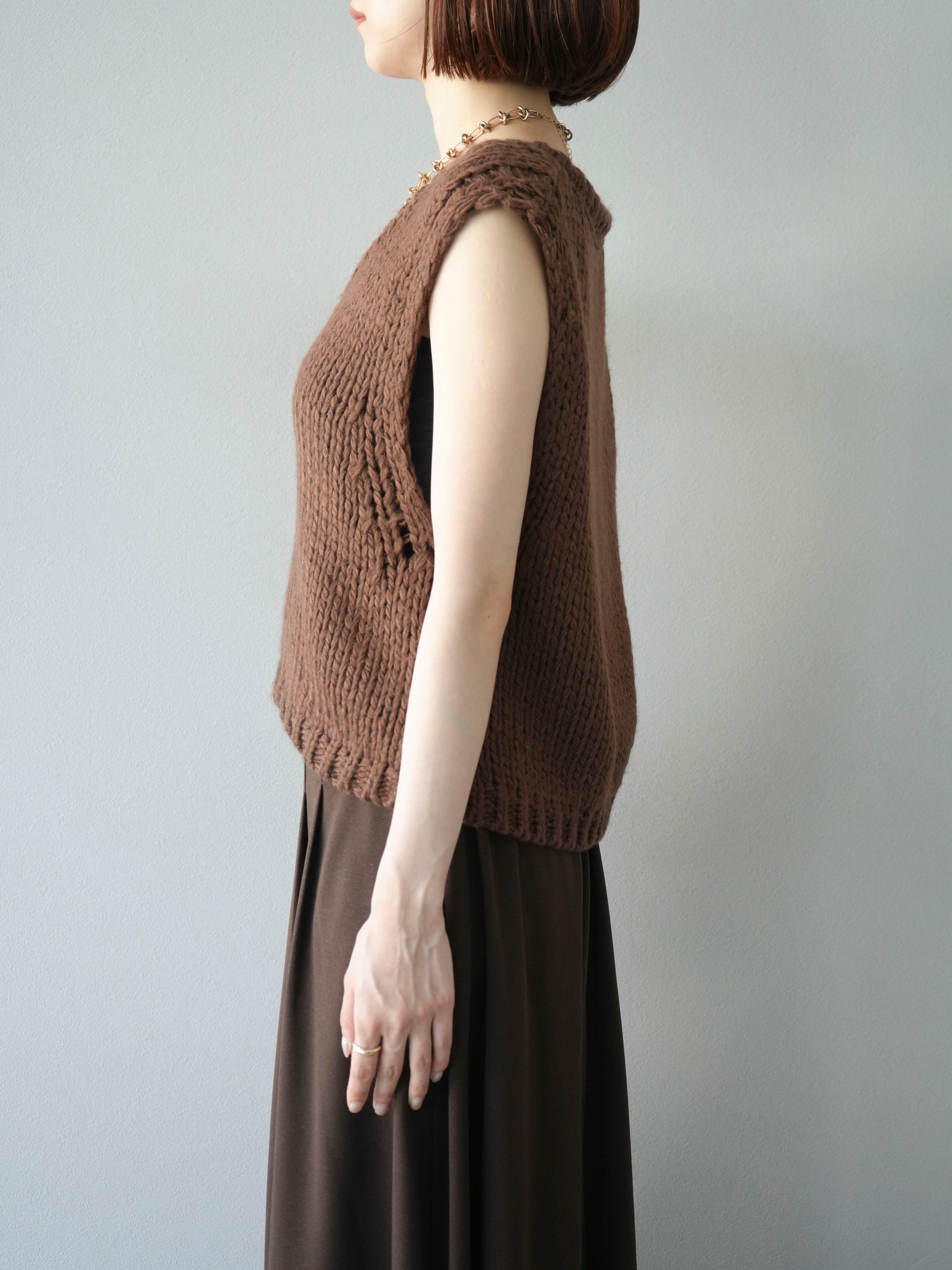 予約]ロービングVネックショートニットベスト/ブラウン – Lumier