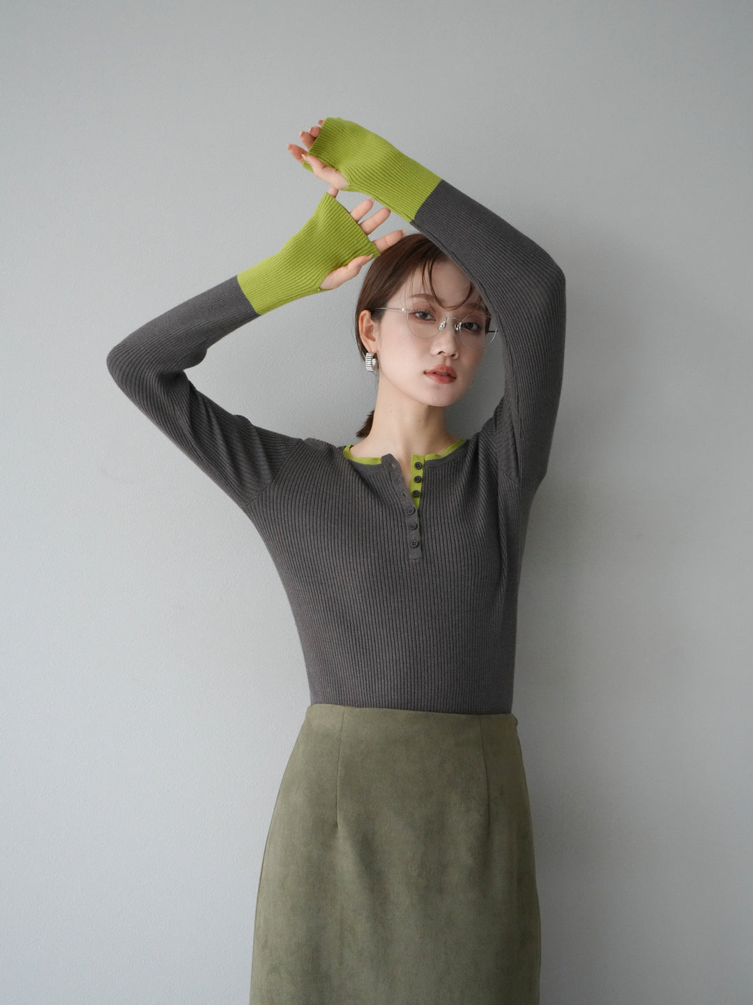 [2]ヘンリーネック配色リブニットトップス/チャコール