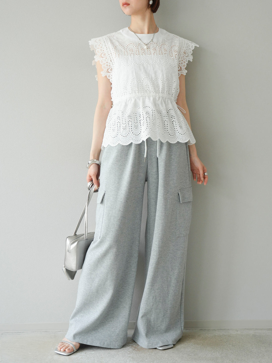 [SET] 扇貝刺繡蕾絲上衣 + 腰線側袋運動褲（2 組）