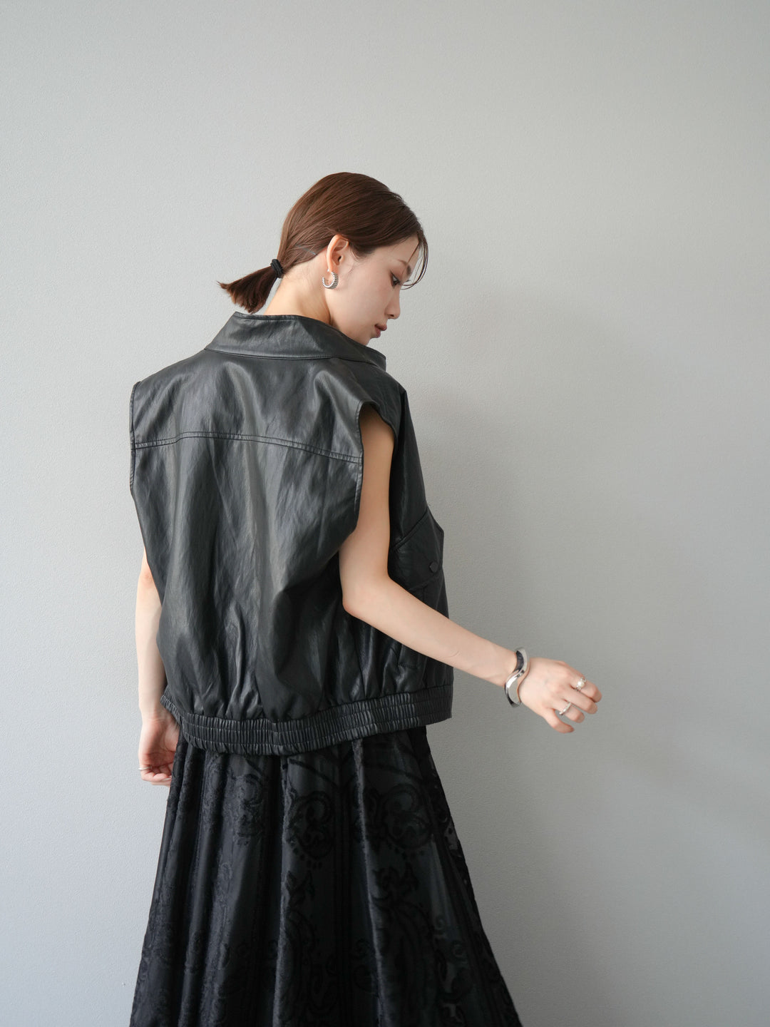 [予約]スリーブレスフェイクレザーブルゾン/ブラック