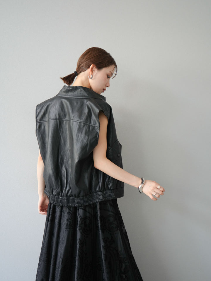 [予約]スリーブレスフェイクレザーブルゾン/ブラック