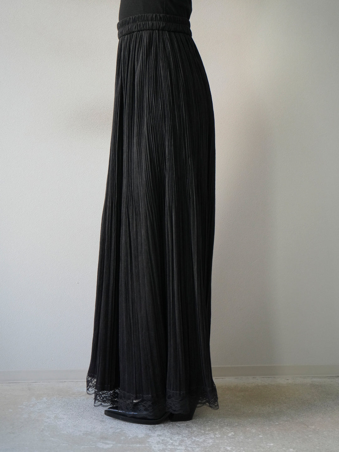 [予約]裾レーススウェードプリーツマキシスカート/ブラック