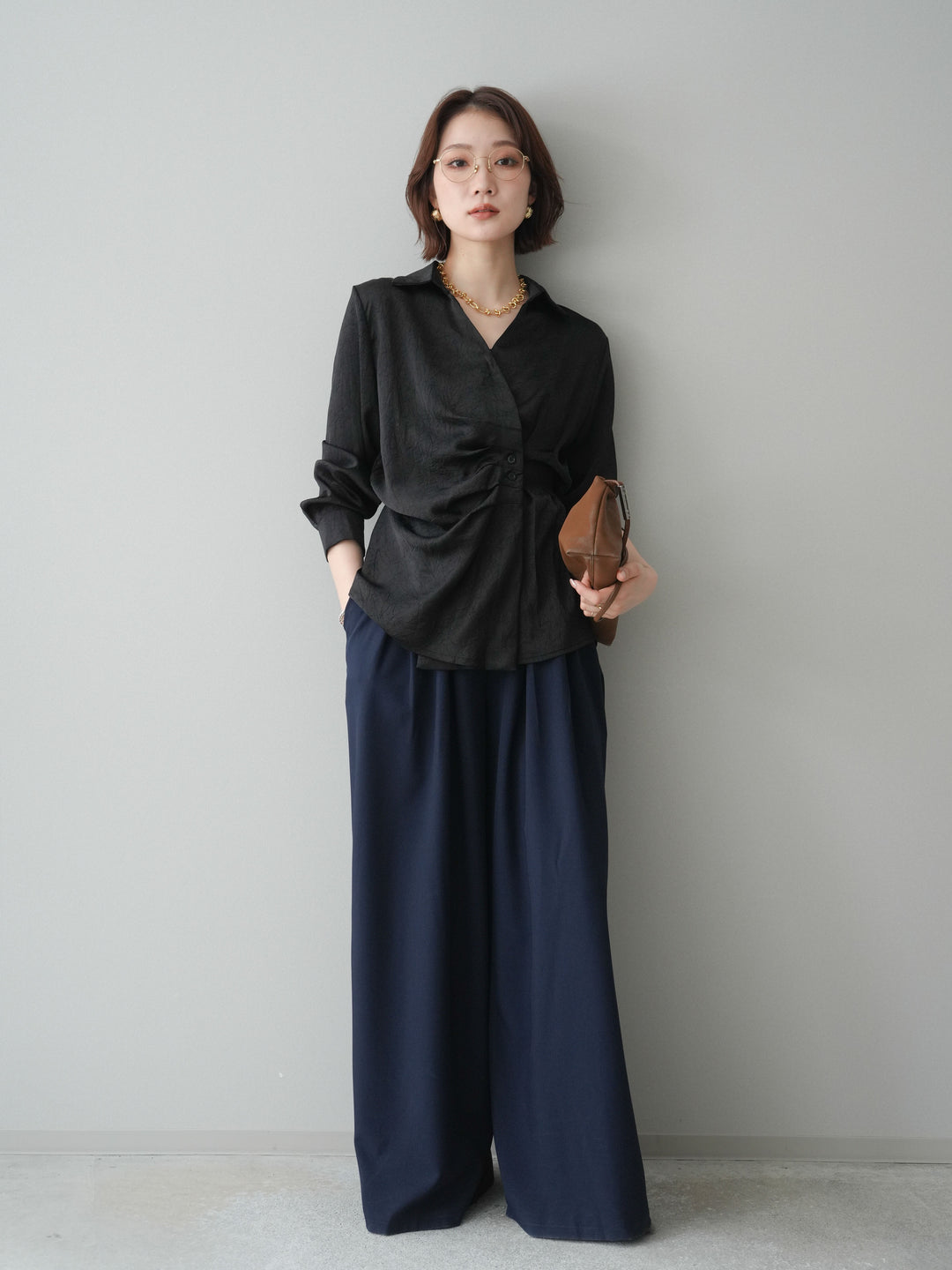 [予約]サイドギャザーアシンメトリーデザインサテンブラウス/black