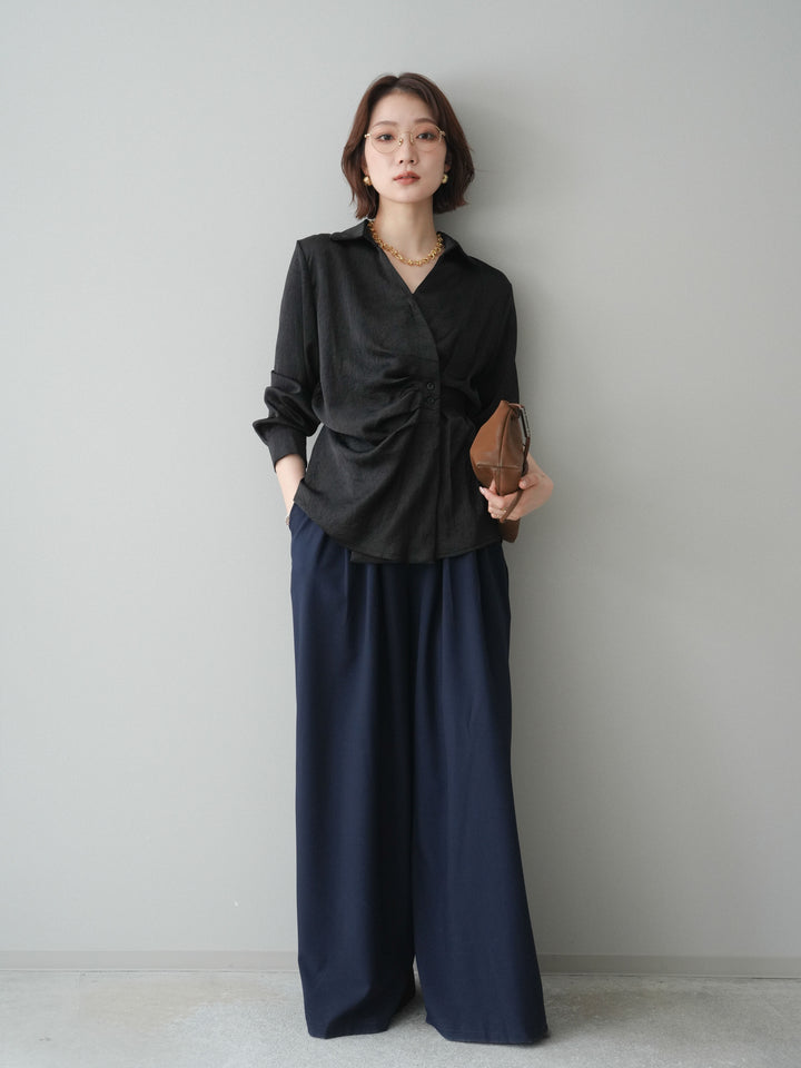 [予約]サイドギャザーアシンメトリーデザインサテンブラウス/black