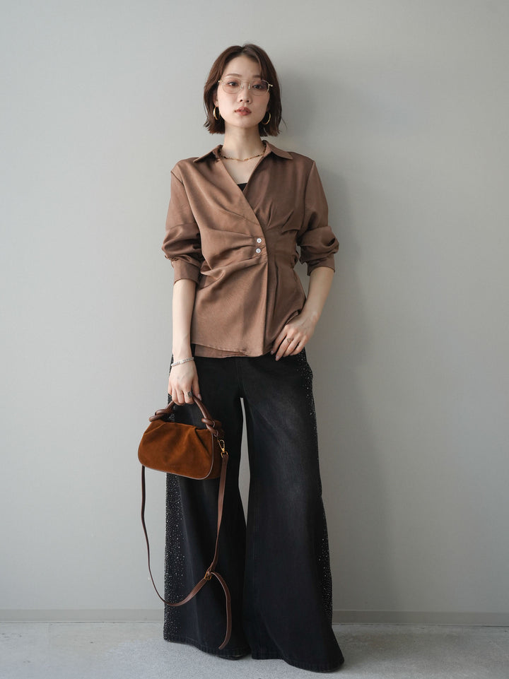 [予約]サイドギャザーアシンメトリーデザインサテンブラウス/brown