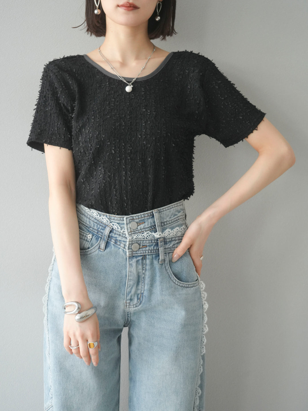 【預購】同色系滾邊蓬鬆剪裁上衣/黑色
