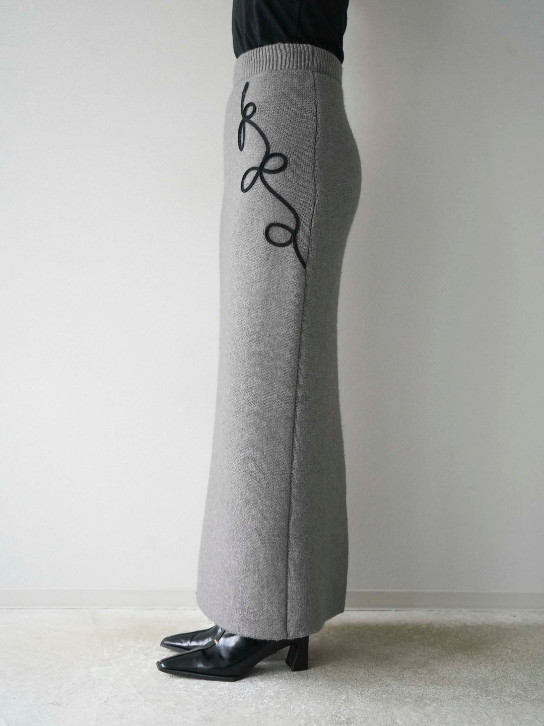 [予約]コード刺繍Iラインニットスカート/チャコール