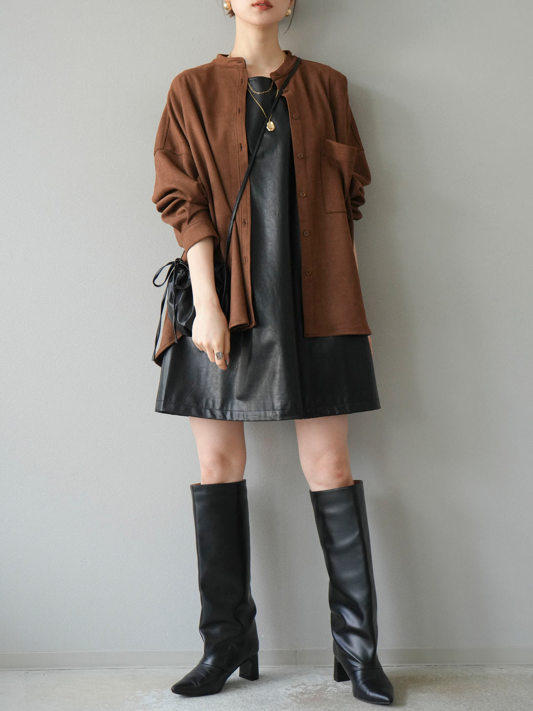 [SET] 麂皮立領外套襯衫 + 附單肩包皮革迷你連身裙（2 套）