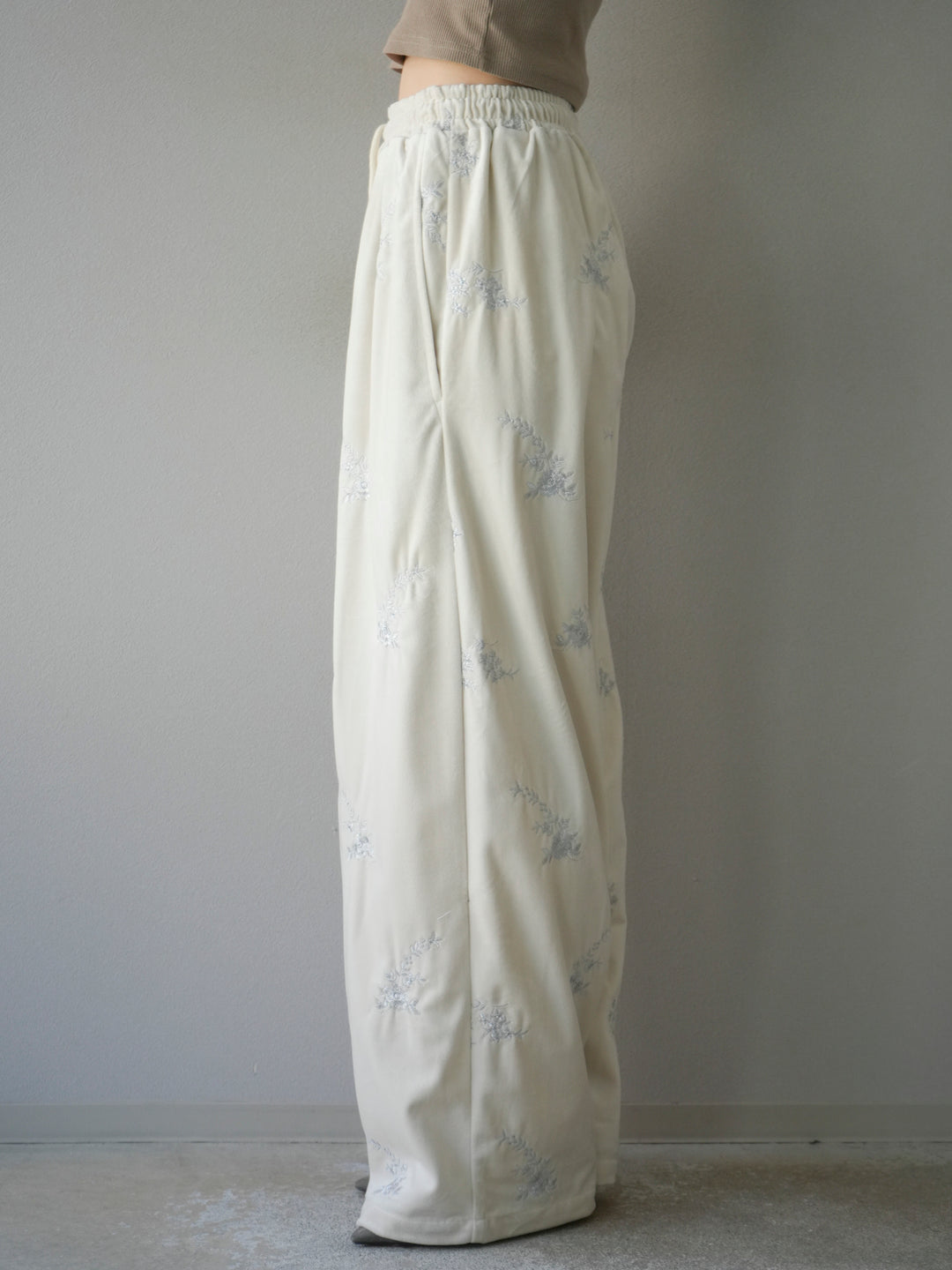 [予約]ベロアフラワーエンブロイダリーイージーパンツ/エクリュ