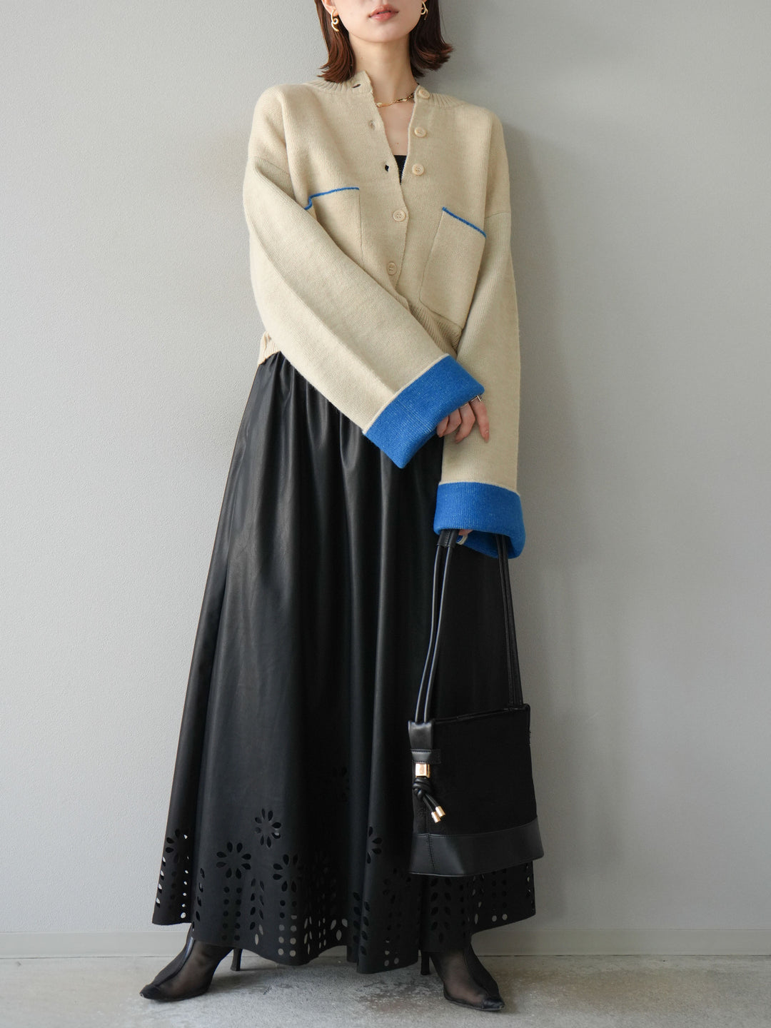 [予約]フラワーパンチングレザースカート/ブラック