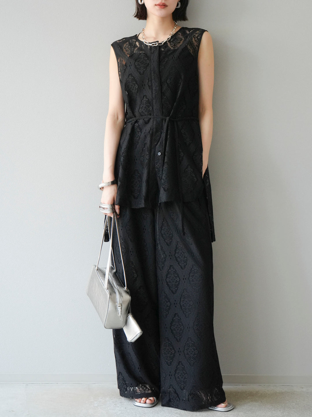 [SET] 緞面滾邊蕾絲無袖上衣 + 蕾絲疊穿休閒褲 (2件套)