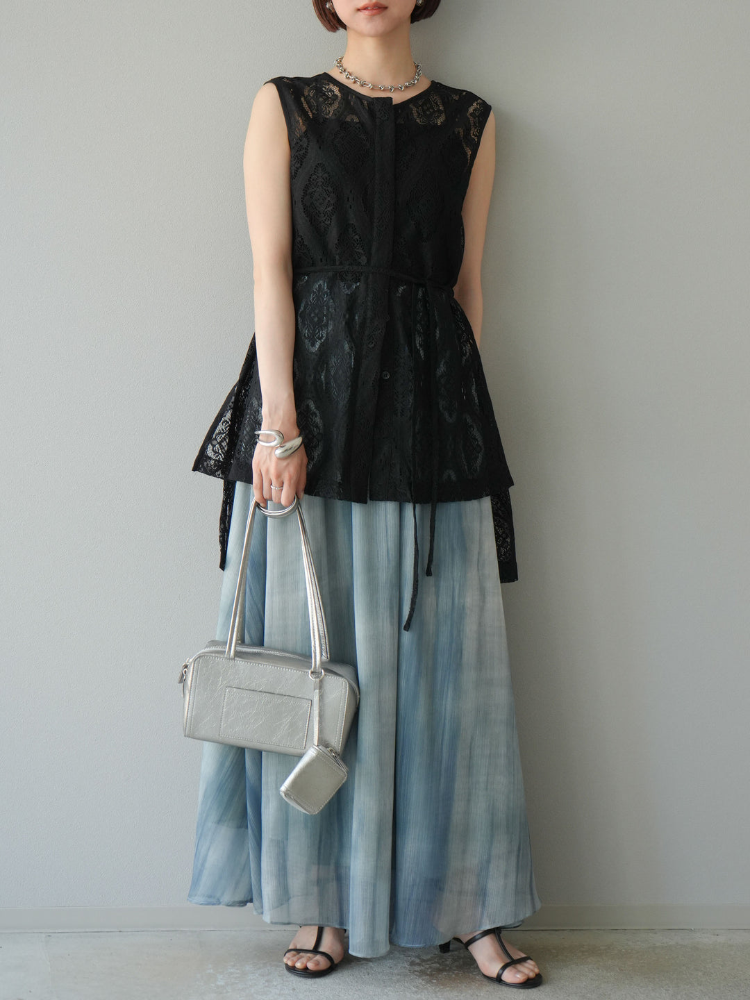 [SET] 緞面滾邊蕾絲無袖上衣 + nuance 透視喇叭裙 (2 套)