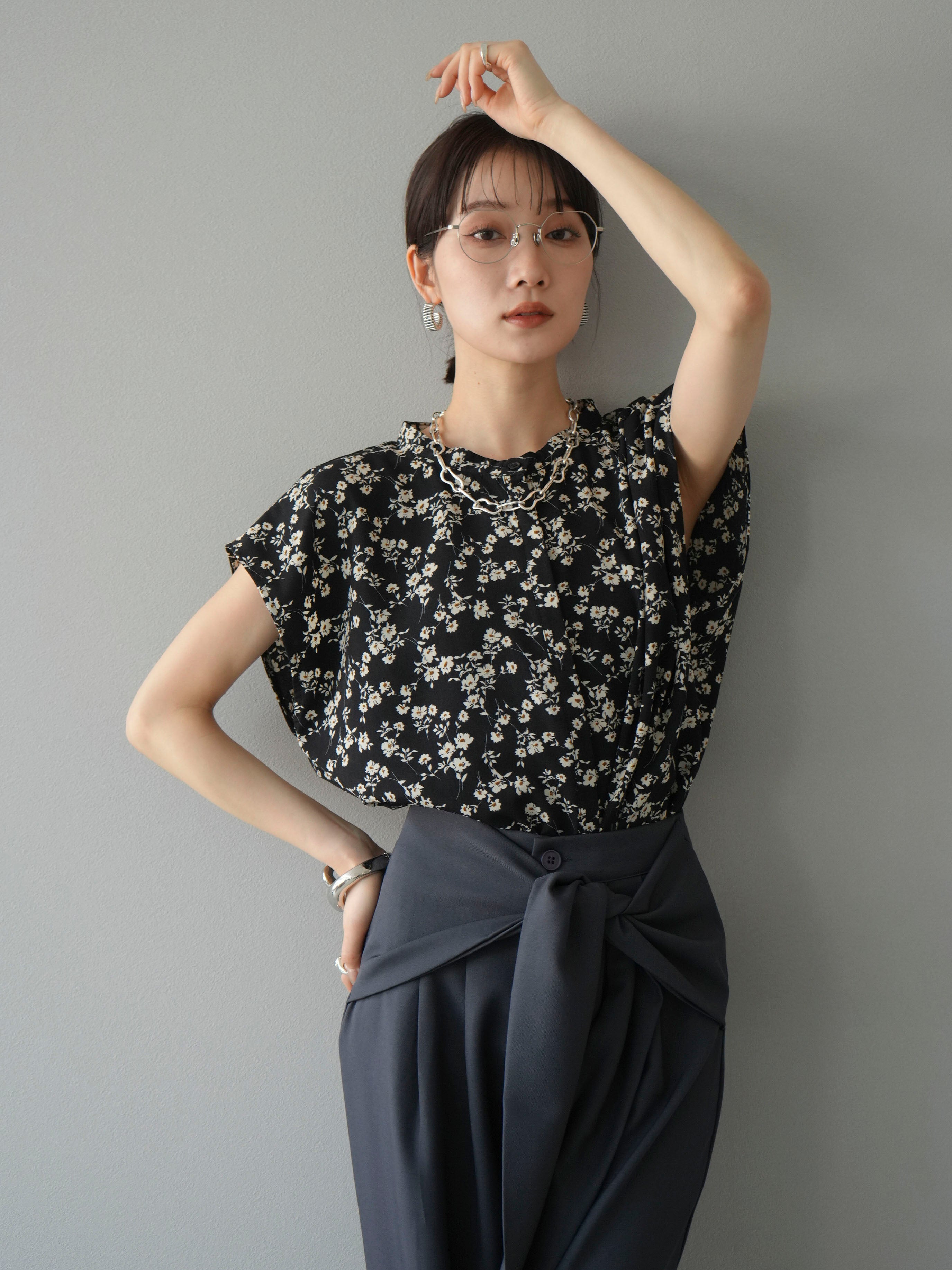 ポリエステル フラワープリント フレンチスリーブブラウス　トゥモローランド フォルテフラワープリント フロントタックフレンチスリーブ