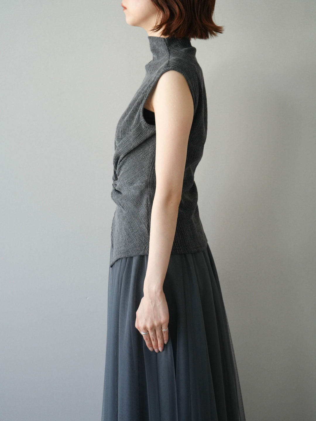 [予約]ツイストギャザーノースリトップス/black