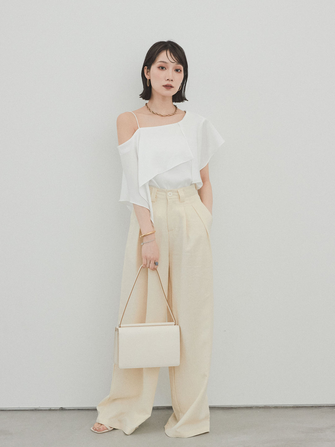 [予約]ワンショルラッフルブラウス/オフ