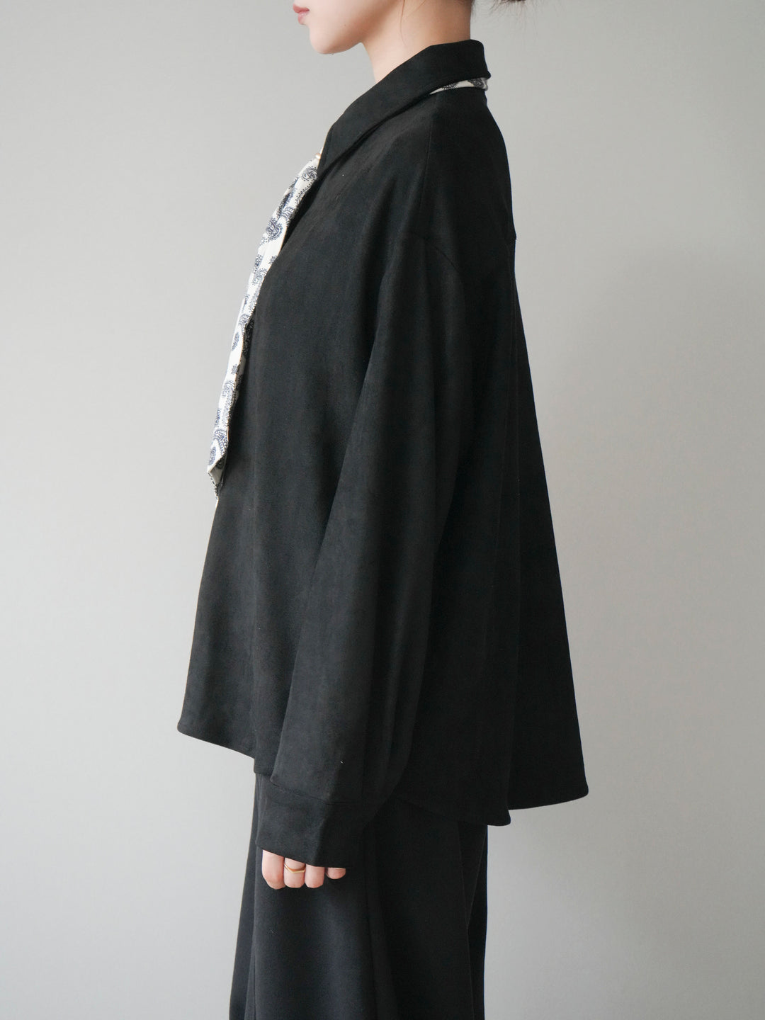 [予約]スカーフ付きスエードシャツ/black