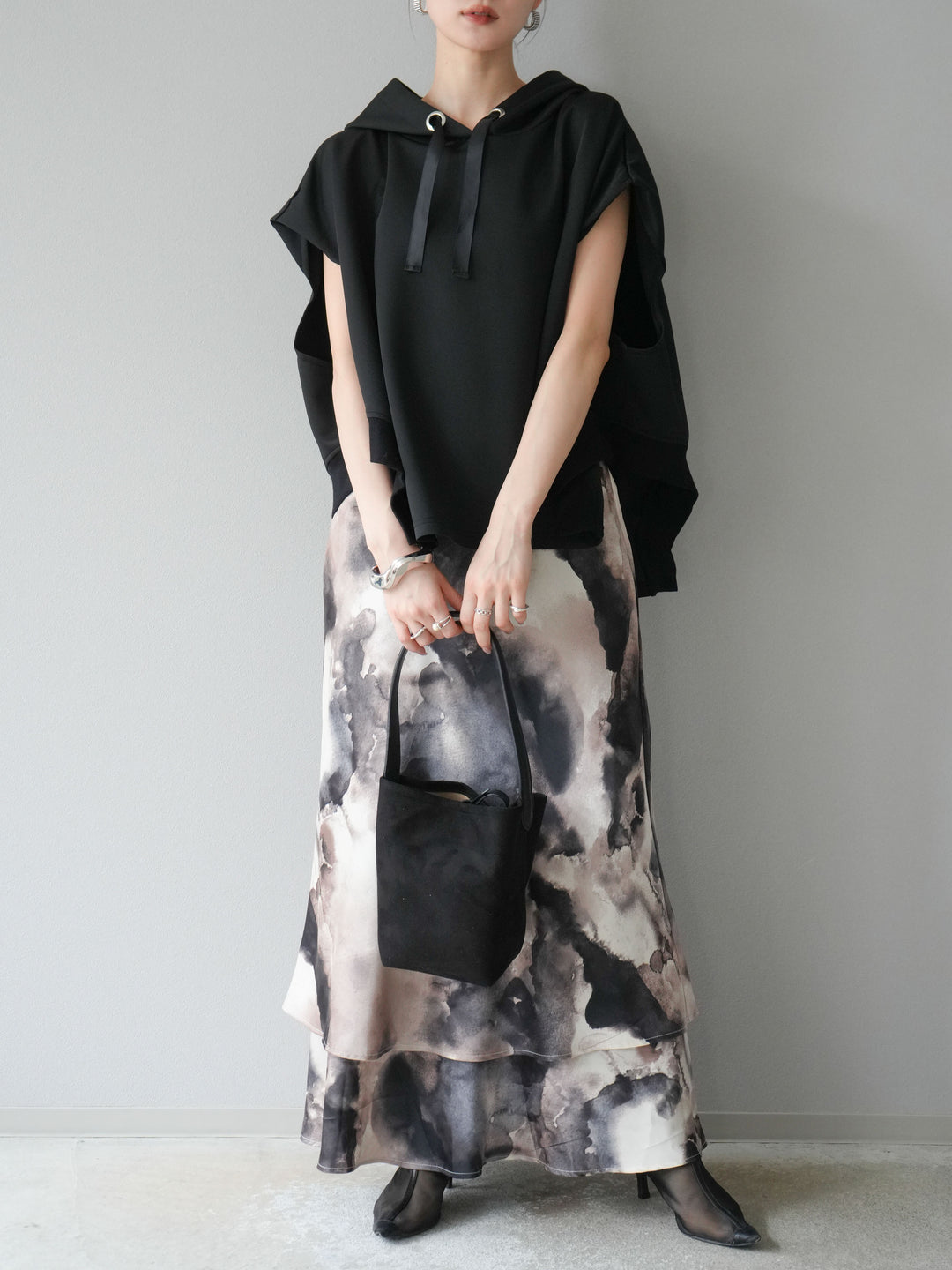 [SET]アシンメトリードルマンバックZIPフーディー+ニュアンスサテンフリルスカート(2set)