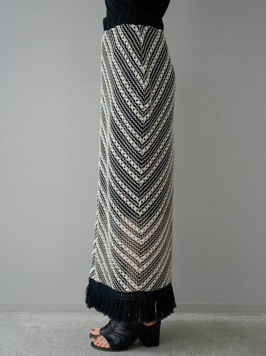 [Pre-order] Crochet Fringe I-line Skirt/Black