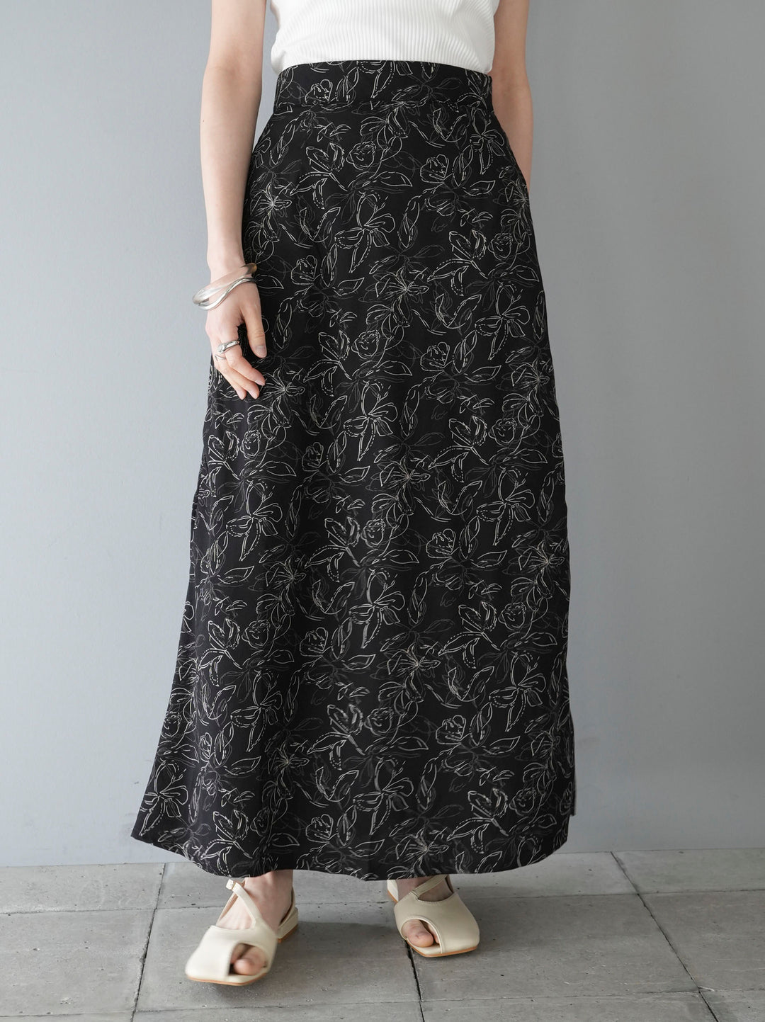 [Pre-order] Pen-touch flower print I-line skirt/black