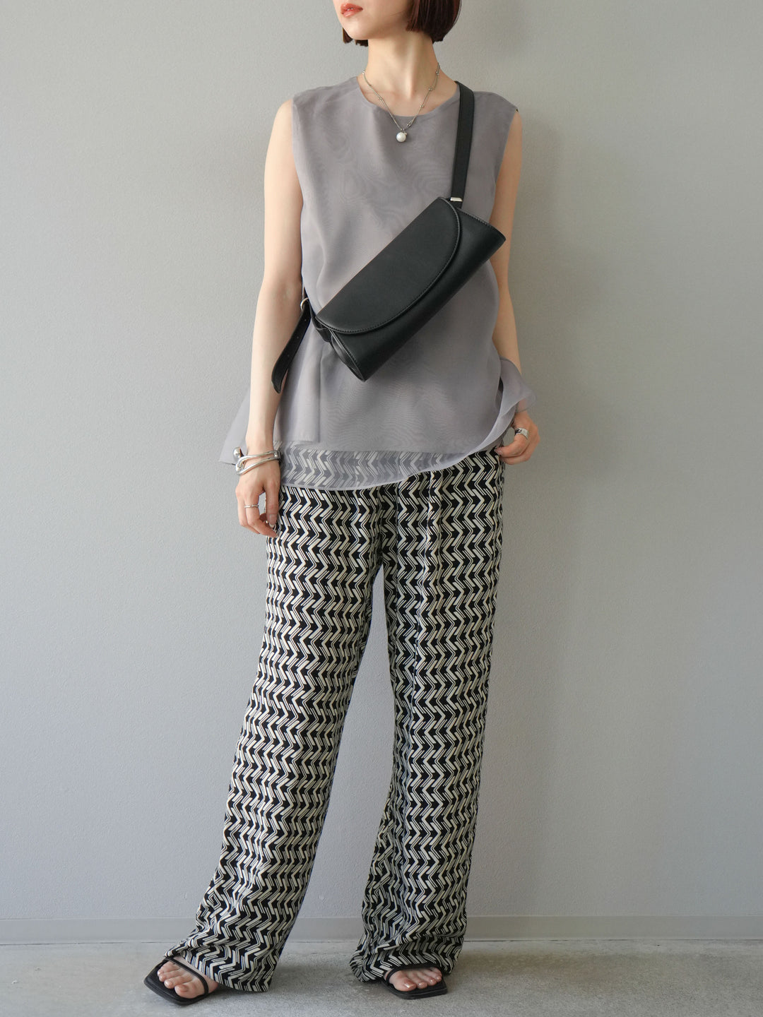 [予約]レーヨンフレックススラブウェーブ柄ストレートパンツ/ブラック