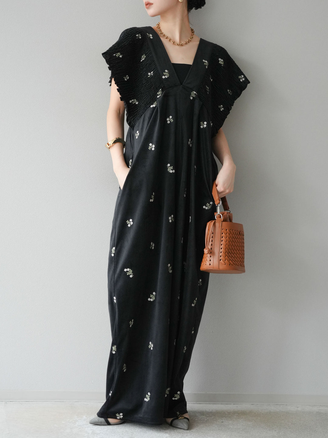 [予約]ベロアフラワー刺繍シャーリングサロペット/ブラック
