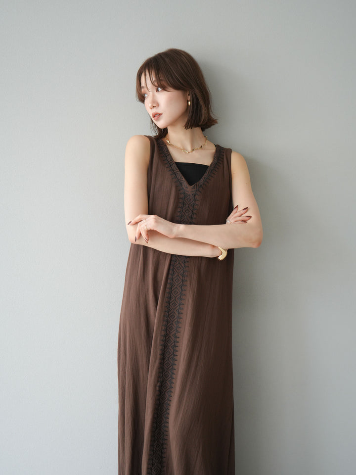 [予約]刺繍Vネックワンピース/ブラウン