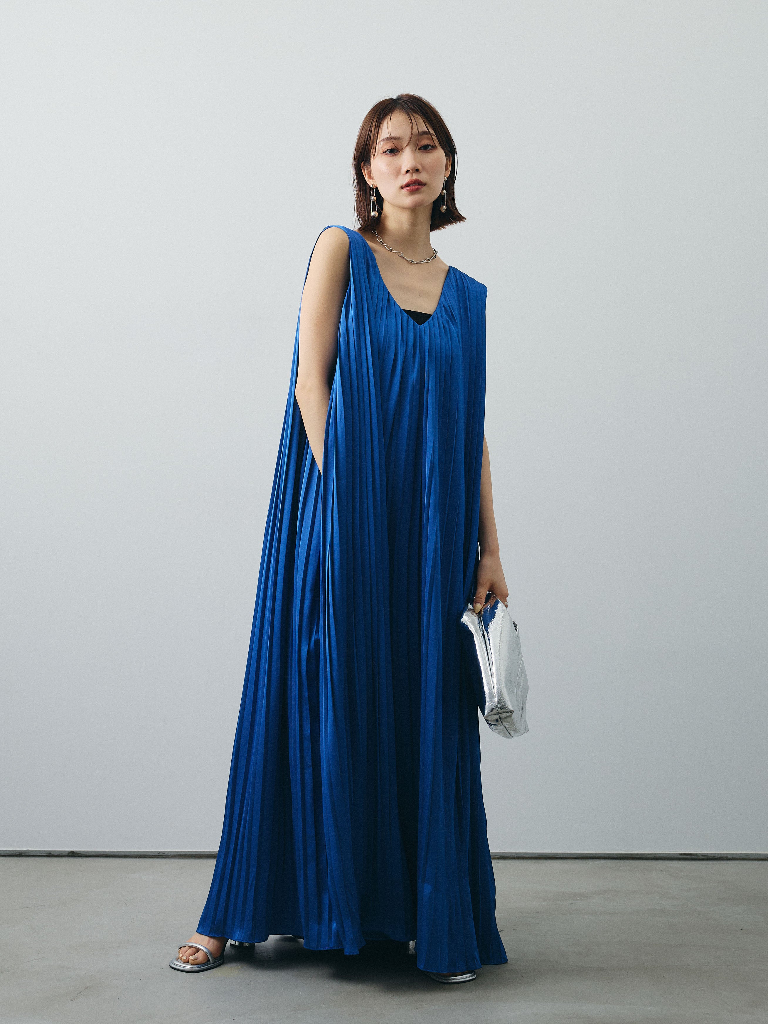 予約]サテンプリーツVネックワンピース/ブルー – Lumier
