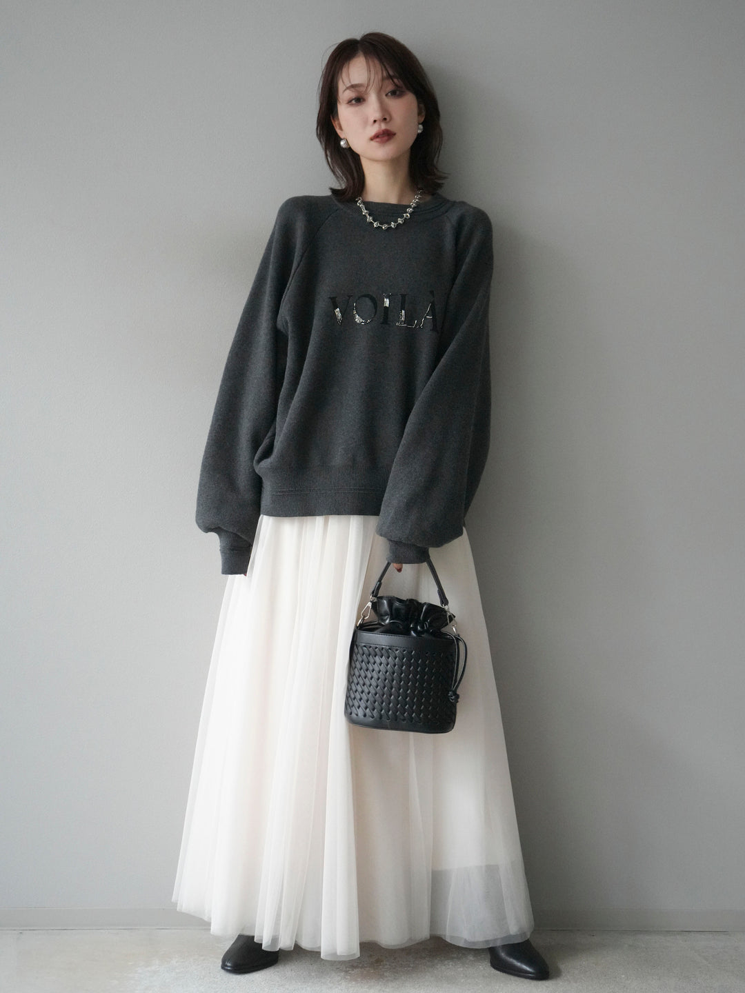 [予約]スウェットライクビーズロゴ刺繍ニットプルオーバー/charcoal