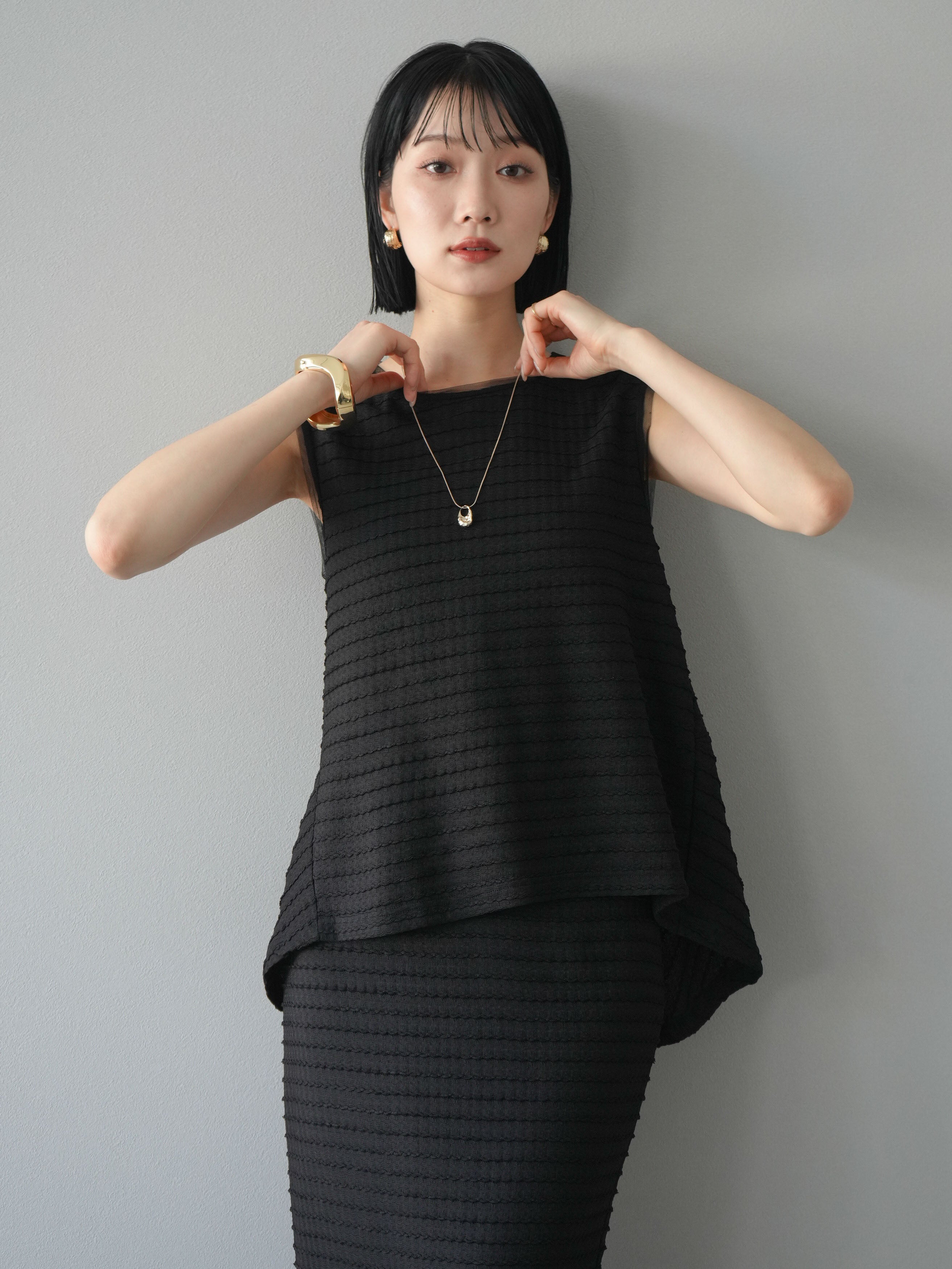 予約]ジャガードウェーブぺプラムノースリーブ/ブラック – Lumier