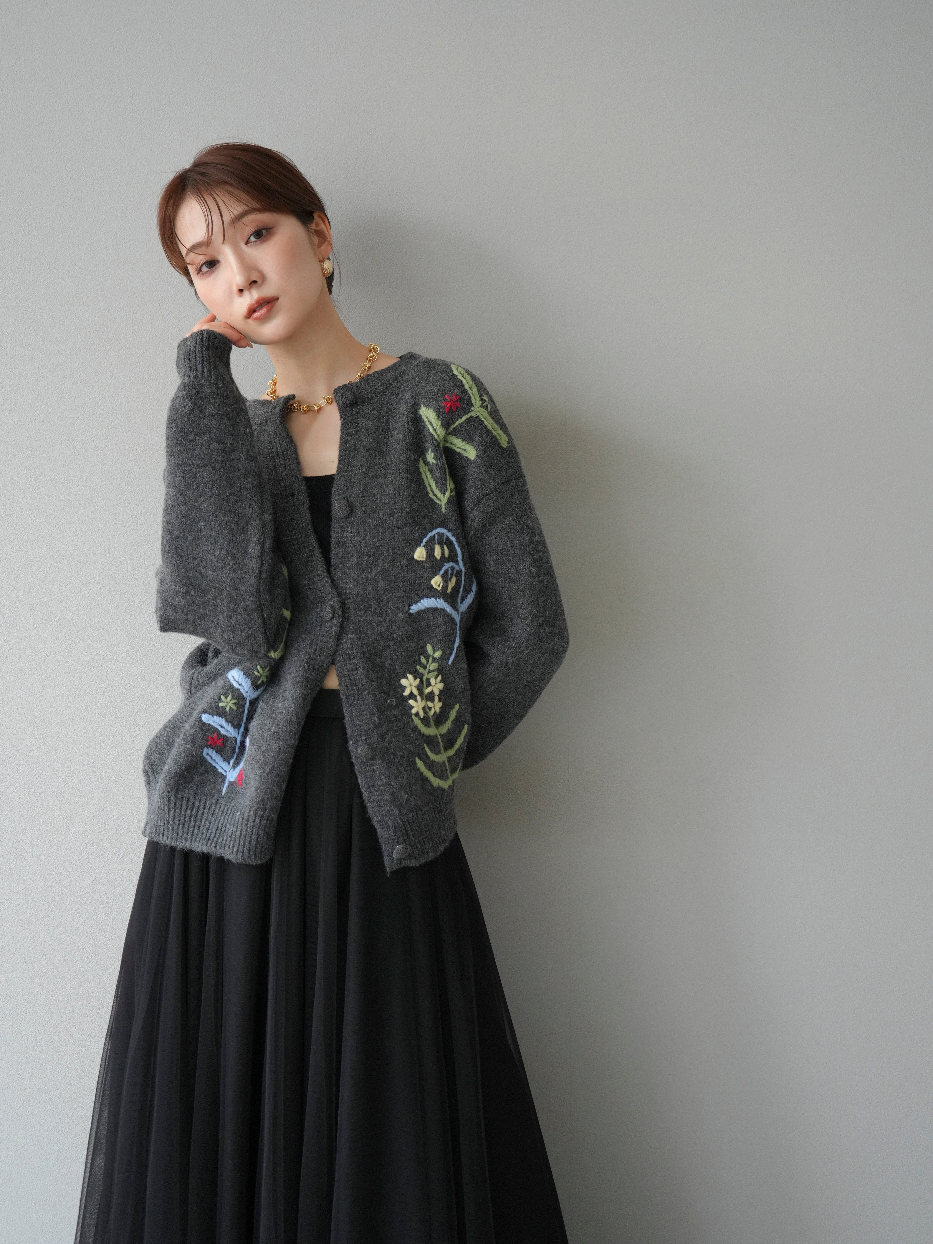 予約]フラワー刺繍ニットカーディガン/チャコール – Lumier