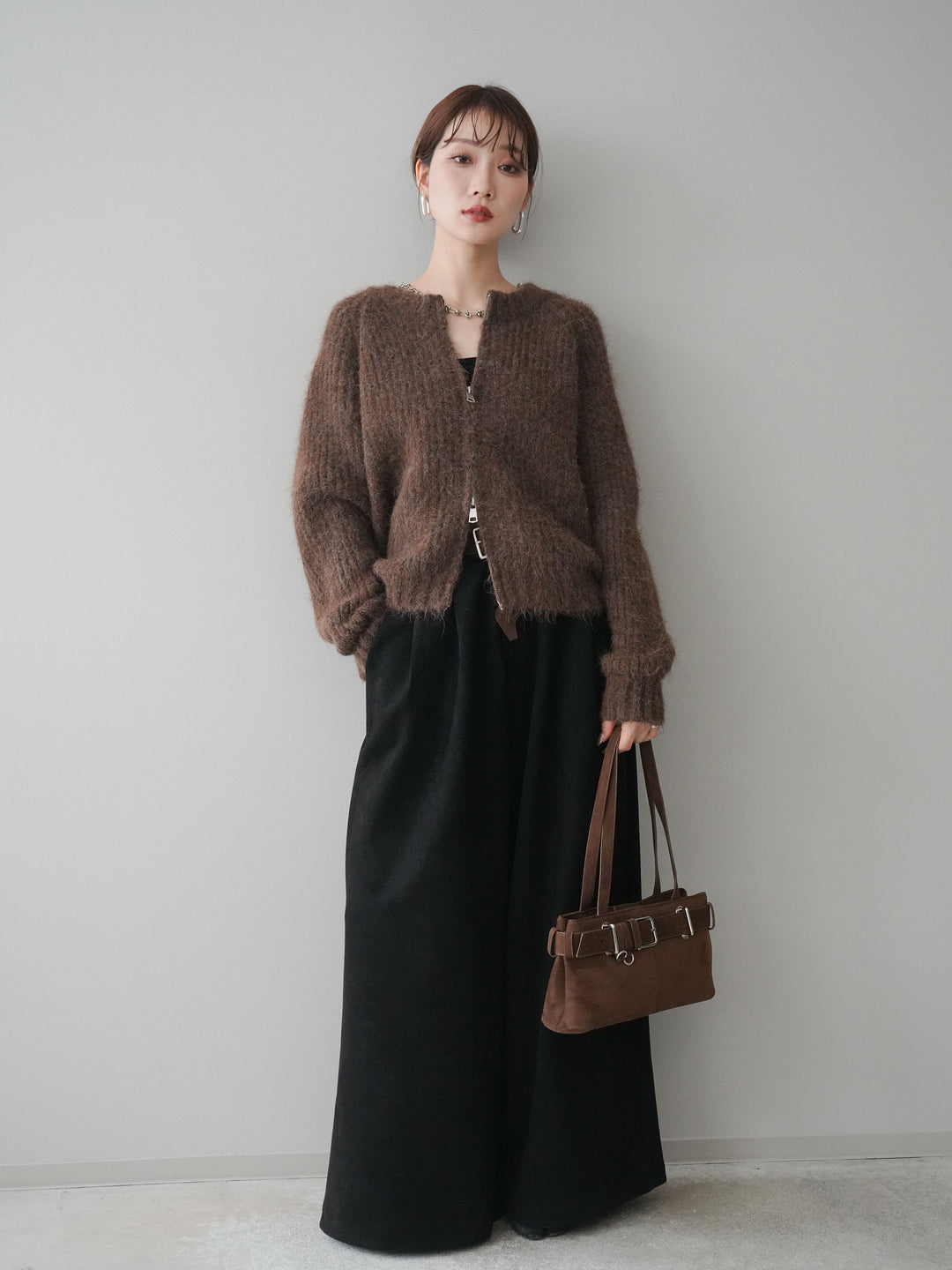 [予約]モチーフベルト付スエードタックワイドパンツ/black