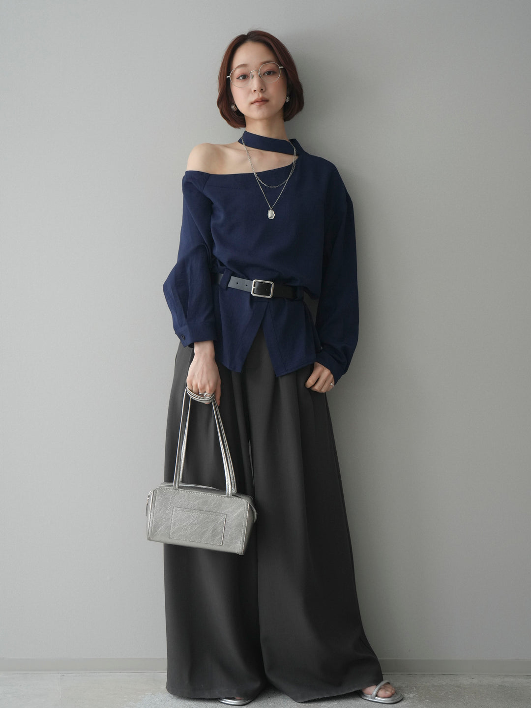 [SET]ベルト付ワンショルダースリットブラウス+編み込みベルト付タックワイドパンツ(2set)