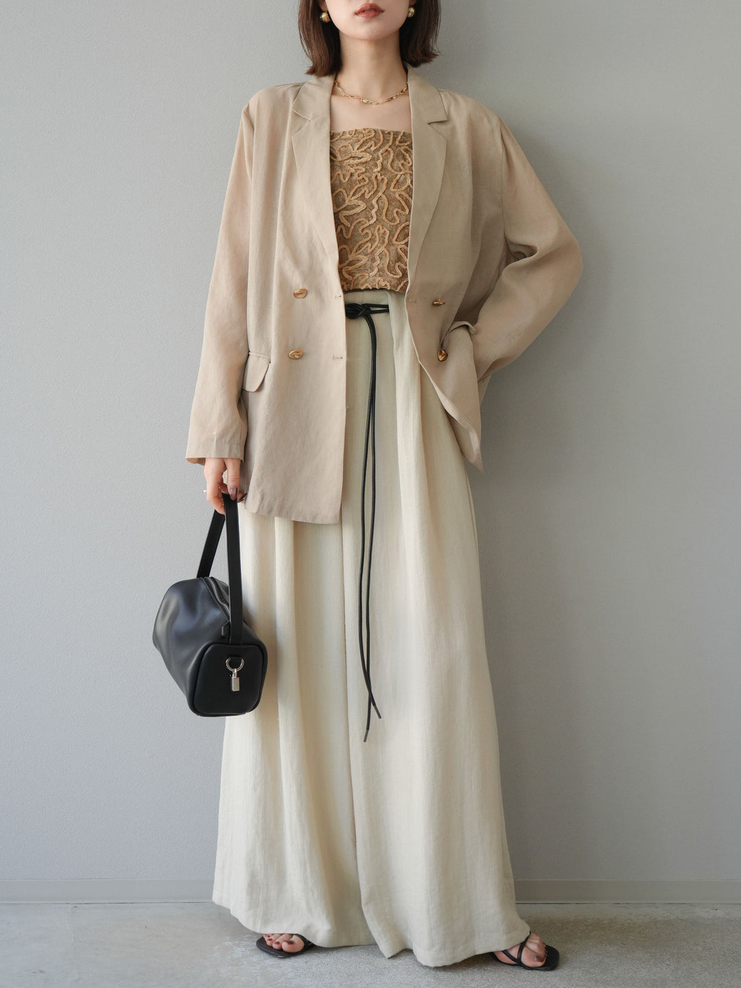 [SET] 金色扣環透視外套 + 滾邊花朵透視天鵝絨吊帶背心 + 繩紋腰帶麻感寬褲 (3 件套)