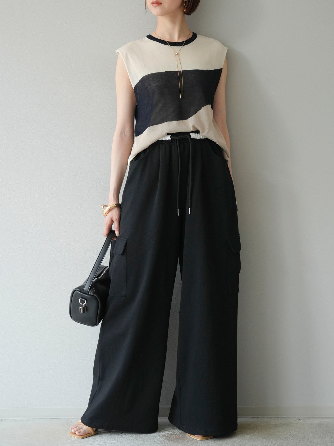 [SET]バイカラーシアーニットノースリーブ+ウエストラインサイドポケットスウェットパンツ(2set)