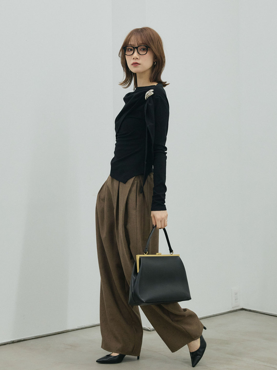 [予約]ブローチ付ドレープ裏起毛トップス/black